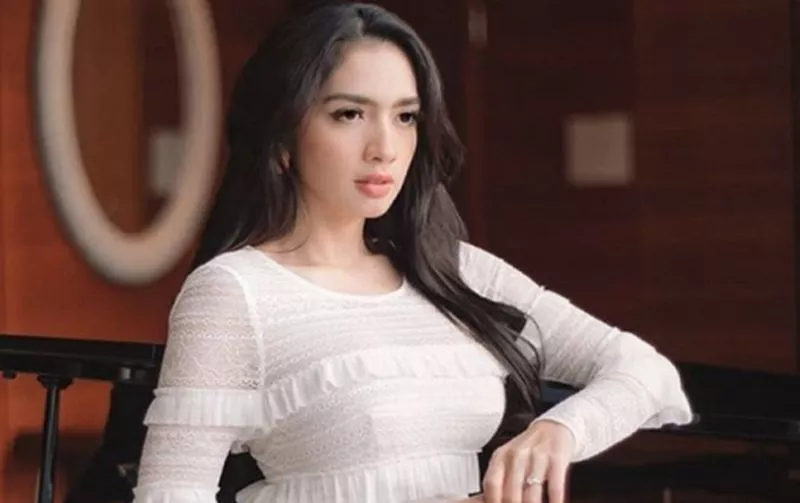 Gaya Angel Karamoy Berjemur Matahari, Duh Bikin Galau