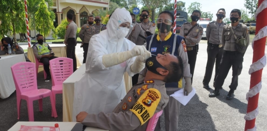 Deteksi Dini Penyebaran Covid-19, Polres Siak Lakukan Swab Terhadap 100 Personil