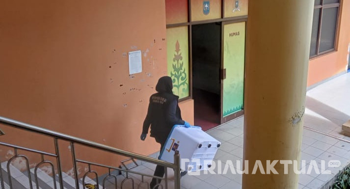 Penyidik Berseragam Tipikor Angkut Tumpukan Berkas dari Ruang Sekretariat DPRD Riau