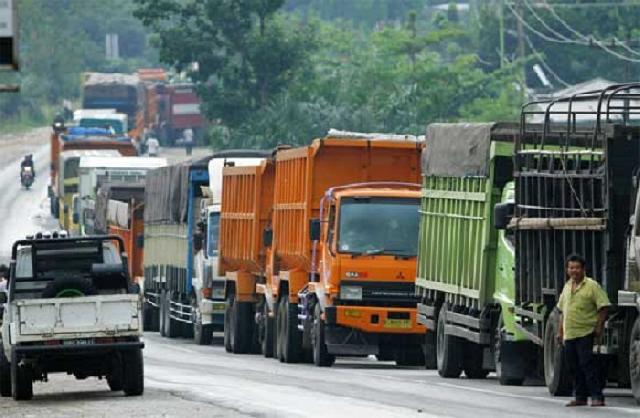 Ormas di Dumai Blokir Jalan Simpang TPI Purnama