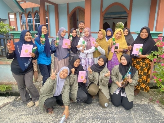 Tingkatkan Keterampilan dan Kemandirian Ekonomi, Kukerta UMRI Tuah Madani Buat Sabun Cuci Piring