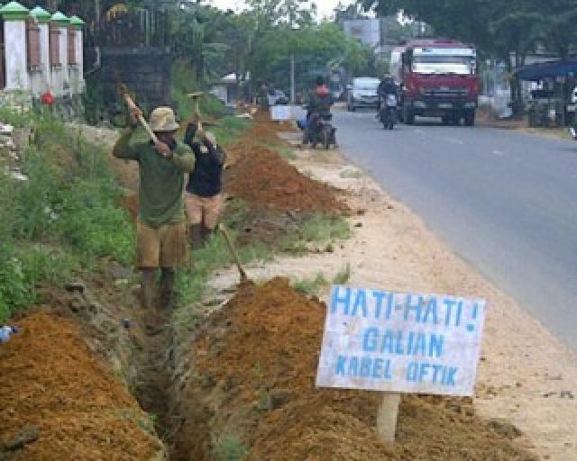 Warga Tenayan Raya Keluhkan Galian Piber Optik
