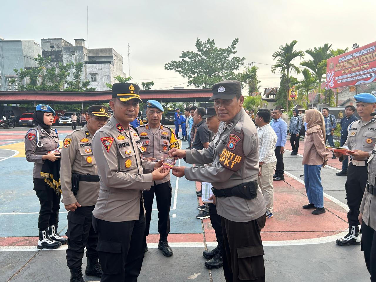 Wakapolres Inhil Bagikan Buku Saku Netralitas Polri pada Pilkada Serentak