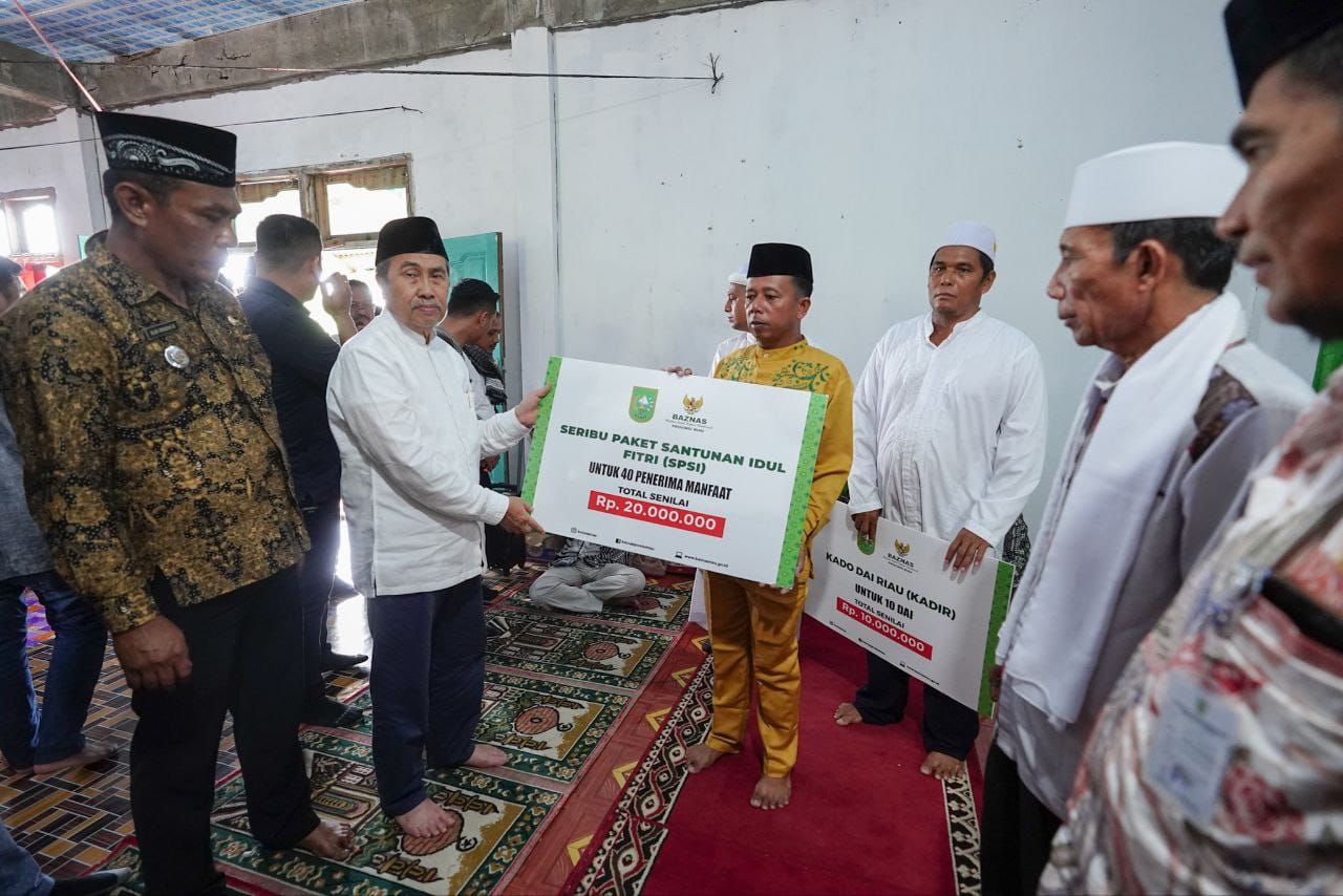 Kunker Ke Rohil, Gubri Syamsuar Serahkan Bantuan Kepada Masyarakat Panipahan