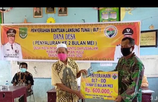 Anggota Koramil 10/Kds Pantau Pembagian BLT di Desa Kota Intan