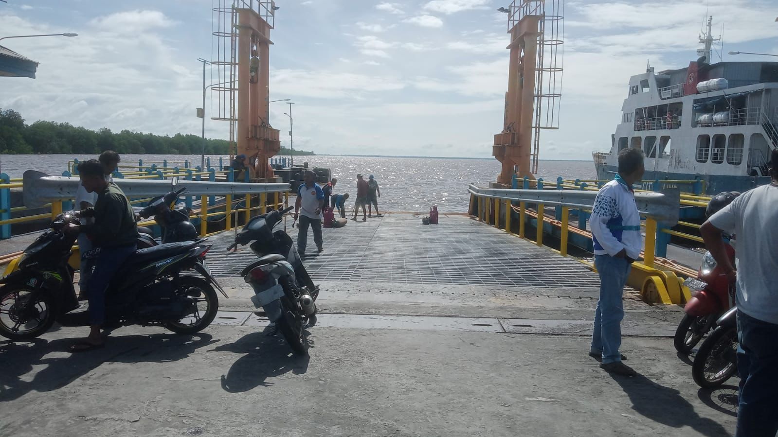 Dishub Bengkalis Lakukan Perbaikan Lantai Dermaga Penyeberangan Roro Bengkalis Yang Keropos