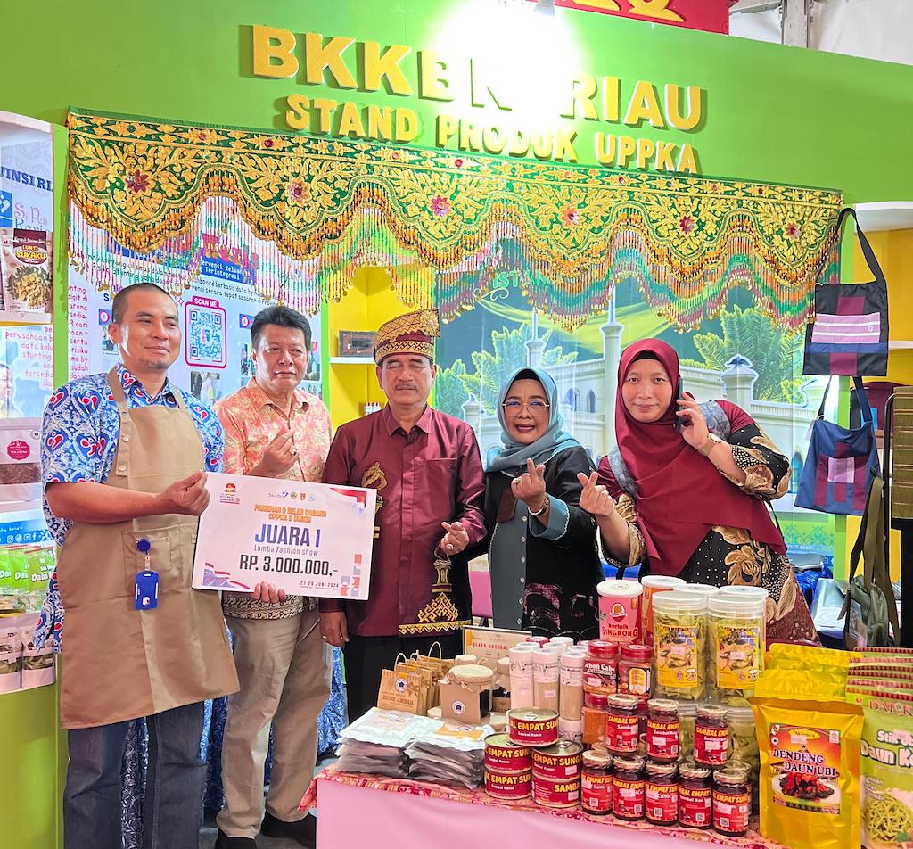 Pameran dan Gelar Dagang UPPKA UMKM, BKKBN Riau Raih Prestasi di Fashion Show
