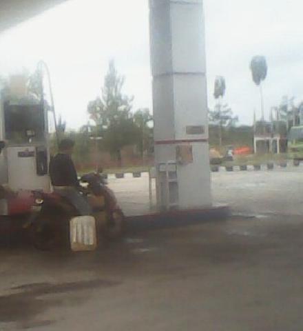 Masyarakat Desa Tarai Bangun Resah dengan Aksi Lansir Solar di SPBU Jalan Kubang Raya