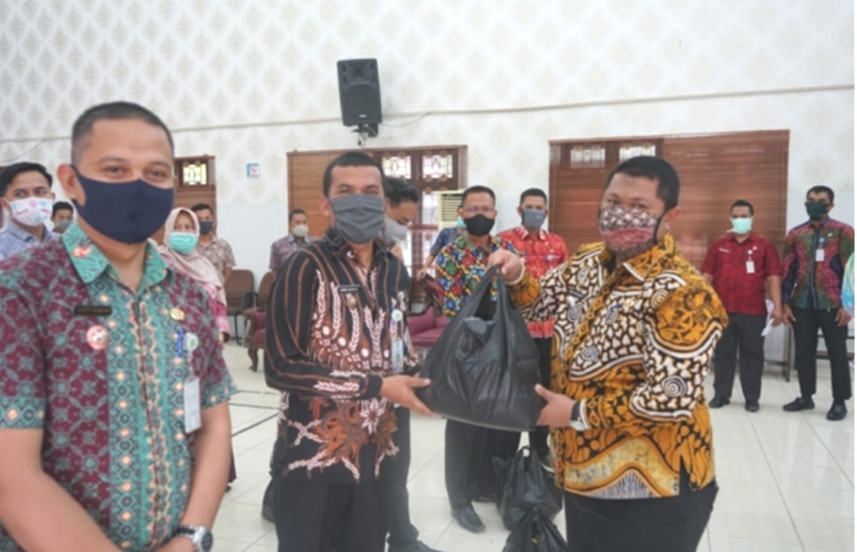 Wakili ASN, Riki Rihardi Salurkan Bantuan 400 Paket Sembako ke Masyarakat Kurang Mampu