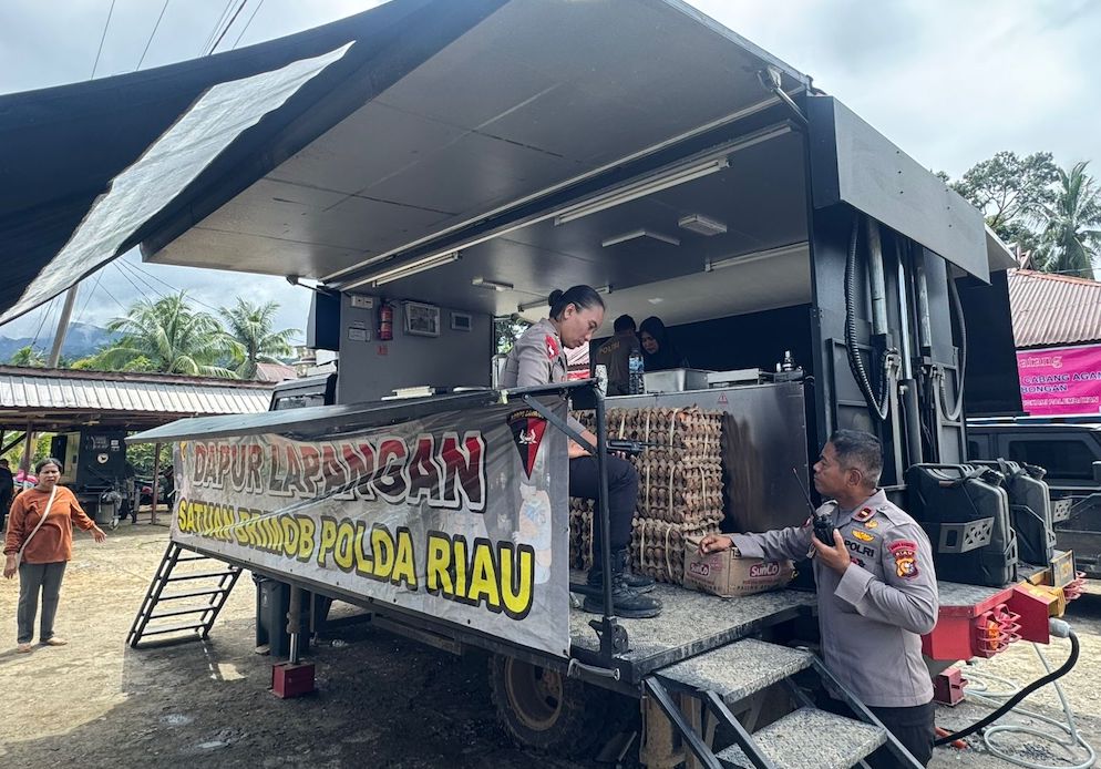 Polda Riau Dirikan 3 Posko dan Sediakan 3.000 Porsi Makanan per Hari untuk Korban Banjir Bandang di Agam