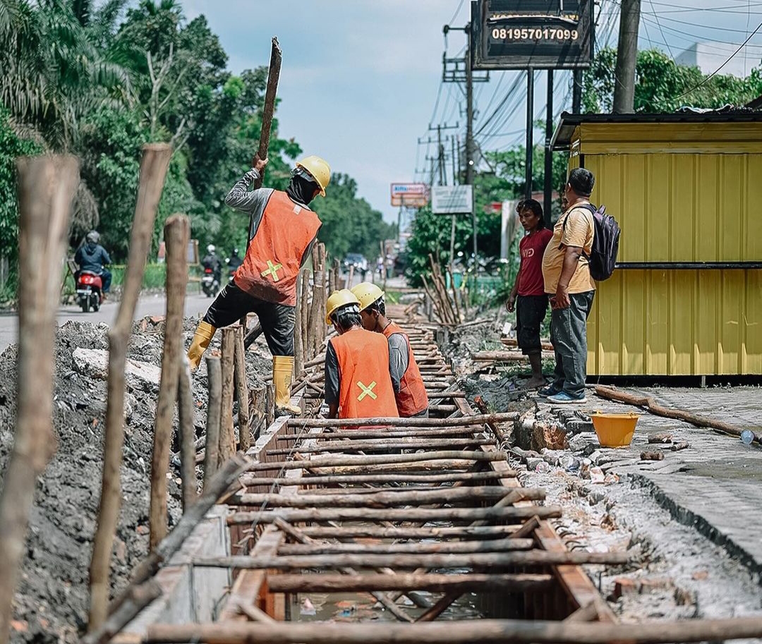 Telan Anggaran Rp6 Miliar, Perbaikan Jalan Bangau Sakti Masih Tahap Bangun Drainase