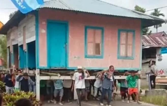 Tradisi Pindah Rumah ala Suku Bugis, Rumahnya Diangkat!