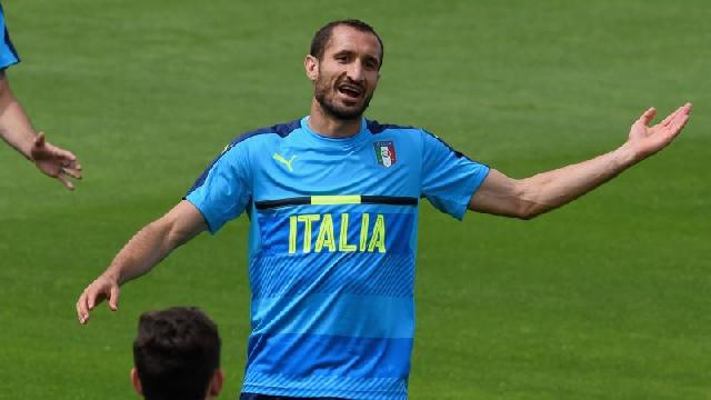 Kartu Merah Chiellini Nodai Kemenangan Italia