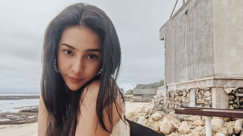 Intip Pose Anya Geraldine Pakai Crop Top di Pantai