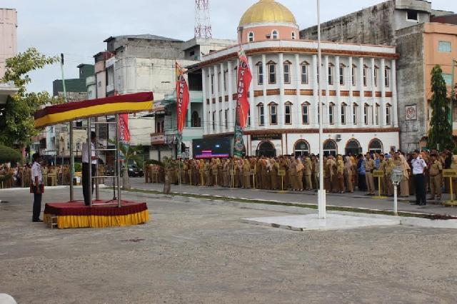 Bupati Tegur PNS dan Honorer, Apel Baju Belang-Belang
