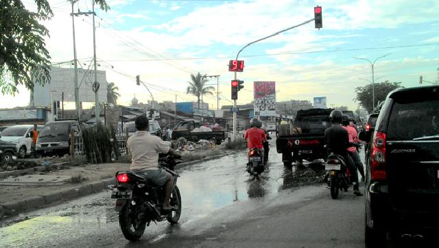Berlubang, Perempatan Pasar Pagi Arengka Sebabkan Kemacetan Panjang