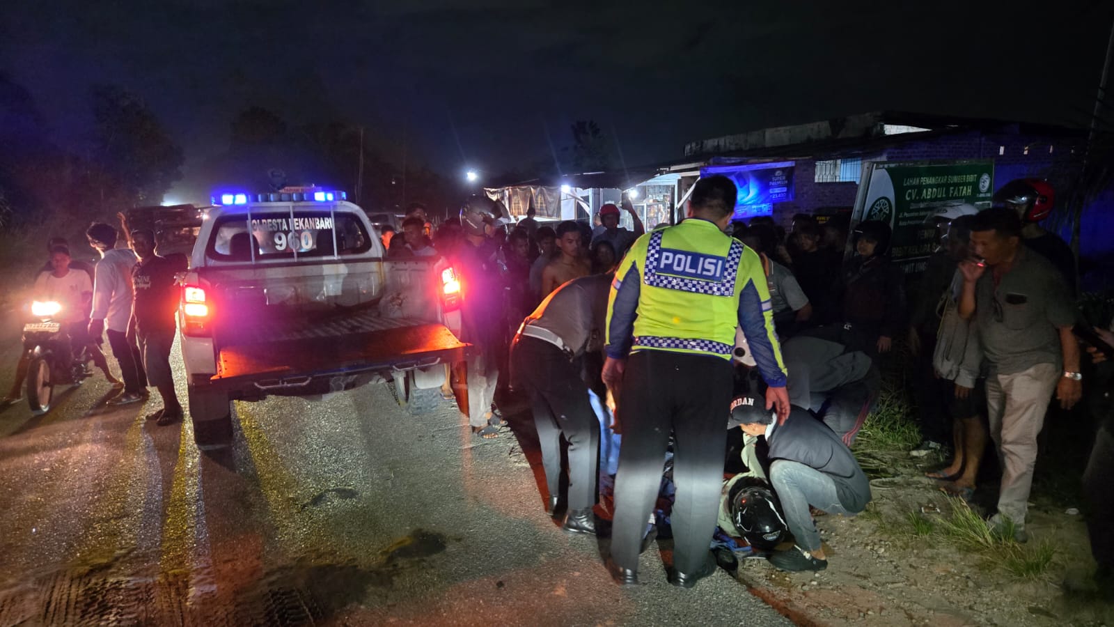 Nyalip Dump Truk, Pengendara Motor di Pekanbaru Tewas Terlindas