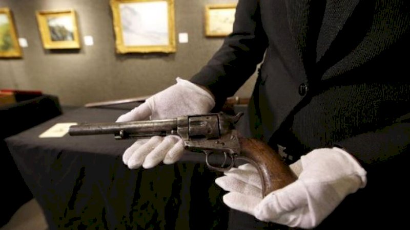Pistol yang Bunuh Penjahat Legendaris AS Billy the Kid Laku Terjual Rp86,4 M