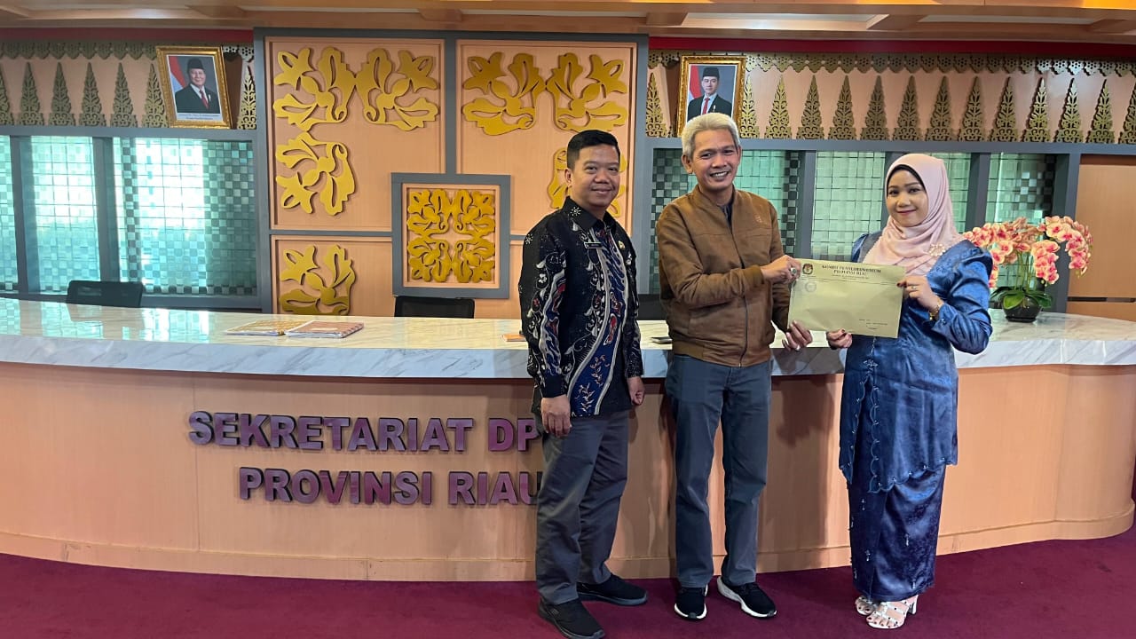 KPU Riau Serahkan Salinan SK Penetapan Gubernur dan Wakil Gubernur Riau Terpilih ke DPRD Riau