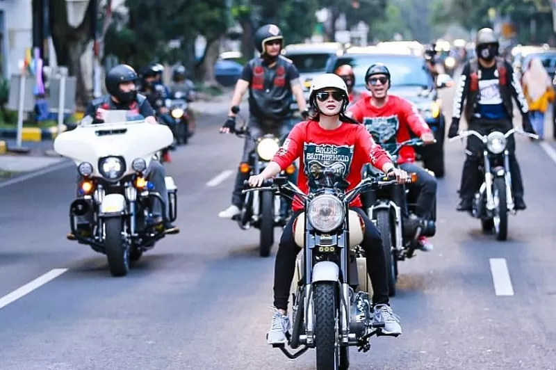 Empat Pesona Wika Salim Naik Motor Gede Bikin Cowok Terpana