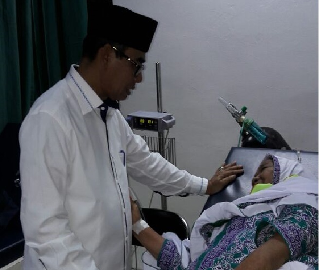 Karna Sakit, Jemaah Calon Haji Asal Kuansing Ditunda Keberangkatannya, Bupati Sempatkan Membesuk