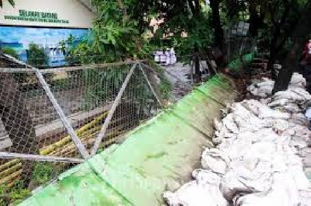 Kepala SMPN 31 Pekanbaru Sayangkan Disdik Belum Perbaiki Pagar Sekolah yang Roboh