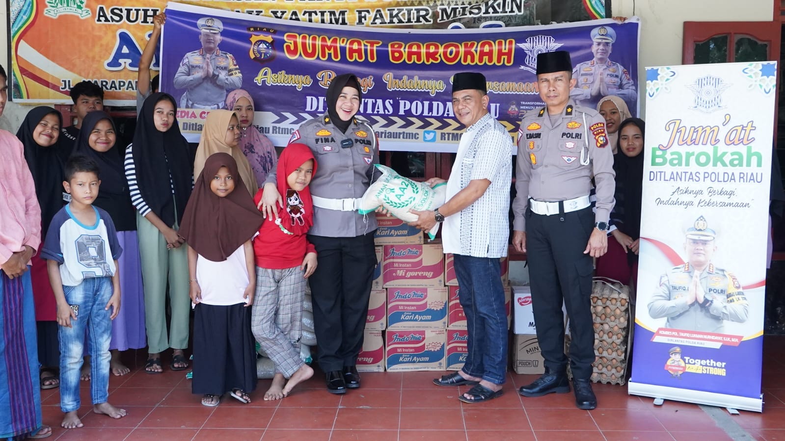 Ditlantas Polda Berikan Sembako di Panti Asuhan Al-Istiqlal dan Sosialisasikan Pemilu Damai 2024