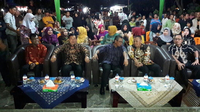 Kapolda Riau Nikmati Kesenian Tradisional Kuansing Ditaman Jalur