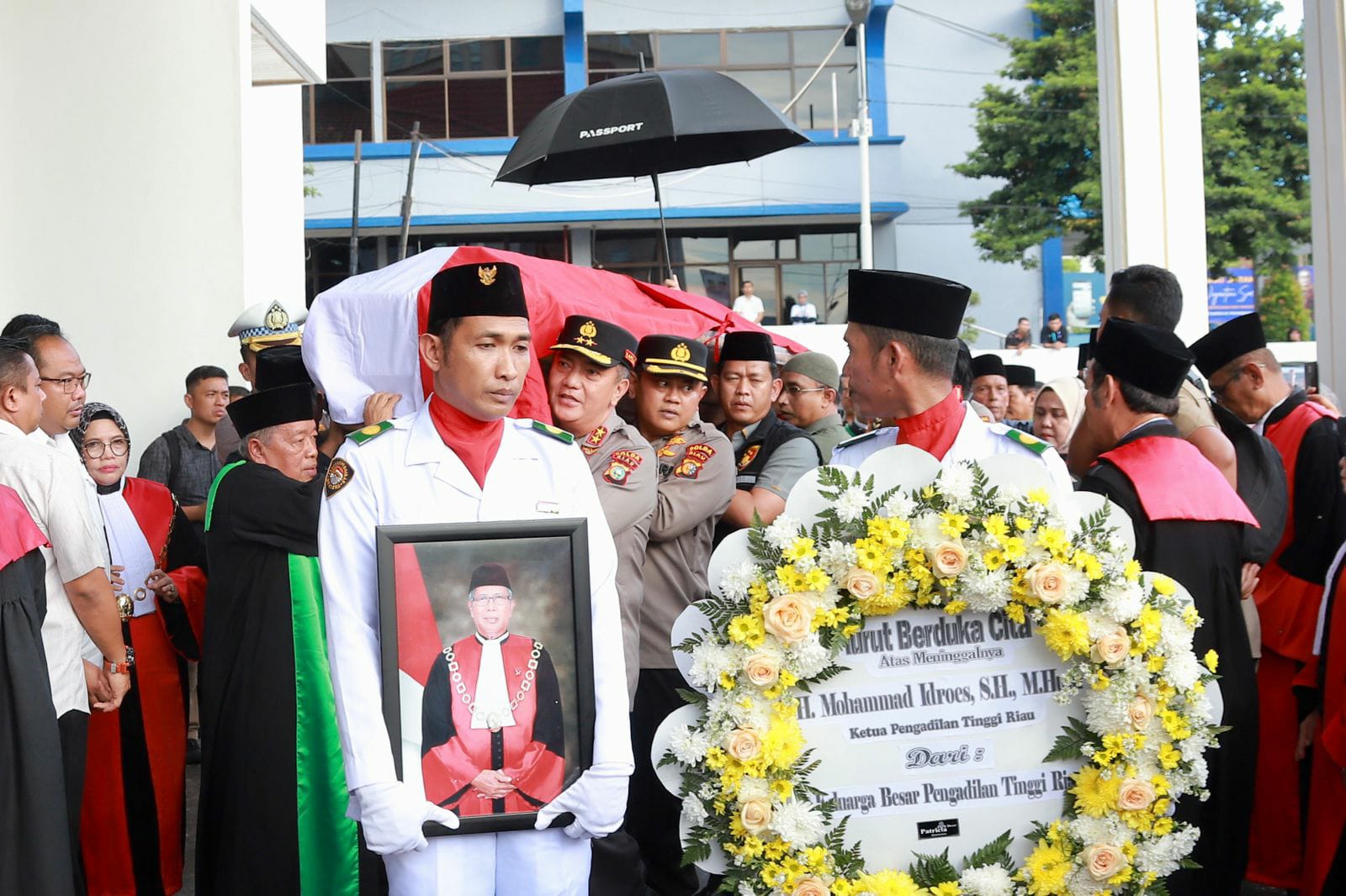 Kapolda Riau Angkat Jenazah Ketua Pengadilan Tinggi