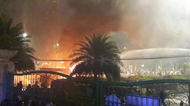 Tiga Mobil Terbakar, Polisi Tembakkan Gas Air Mata