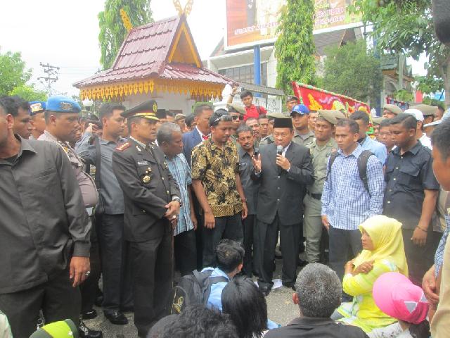 Usai Dilantik, Sahril Langsung Layani Massa PKL Pasar Arengka