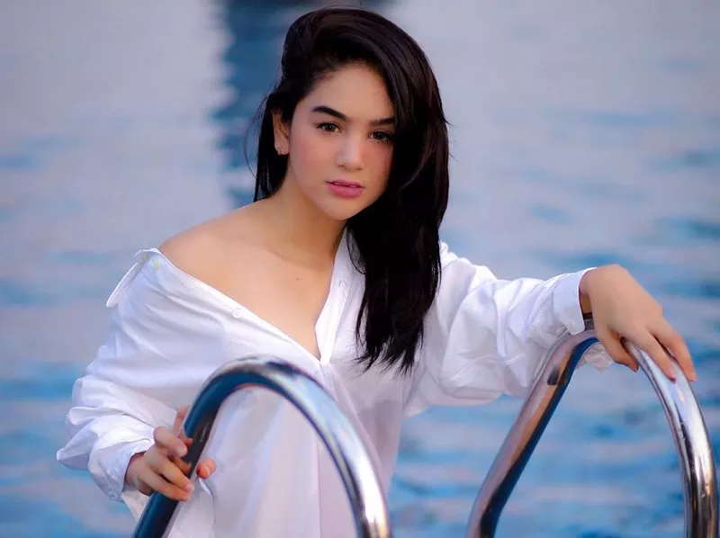 Pesona Hana Hanifah Berbalut Busana Berwarna Putih, Cantiknya...