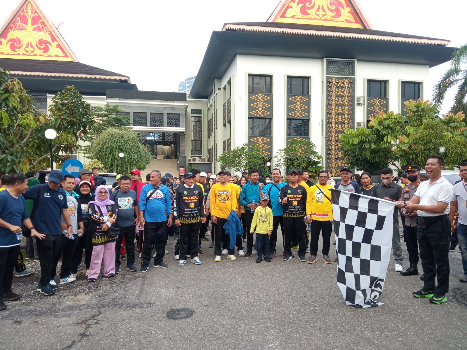 Bertabur Ratusan Hadiah, Senam dan Jalan Sehat PWI Pekanbaru Sukses Digelar