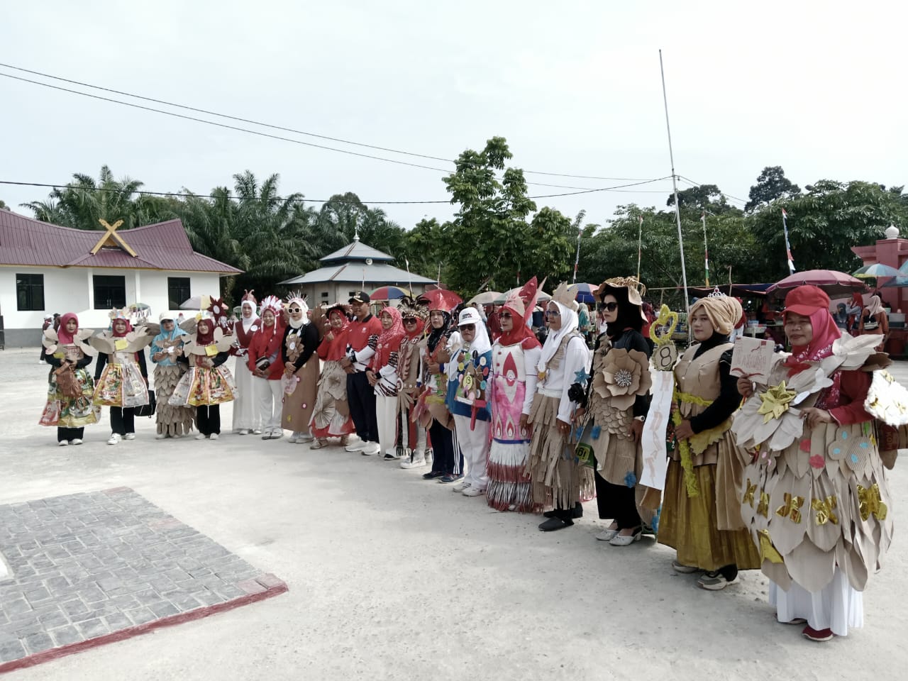 Kreatif! Guru TK di Kuansing Pamer Busana Daur Ulang Bernuansa Merah Putih