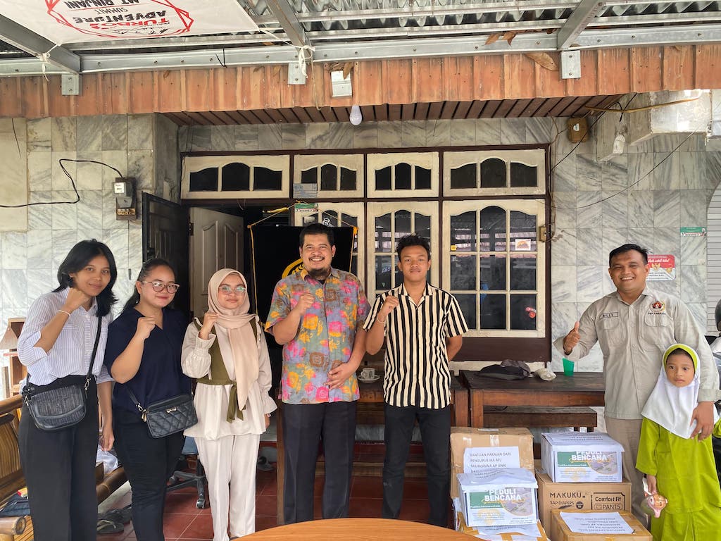 Ikatan Alumni dan Mahasiswa FISIP UNRI Beri Donasi Bagi Korban Galodo Sumbar