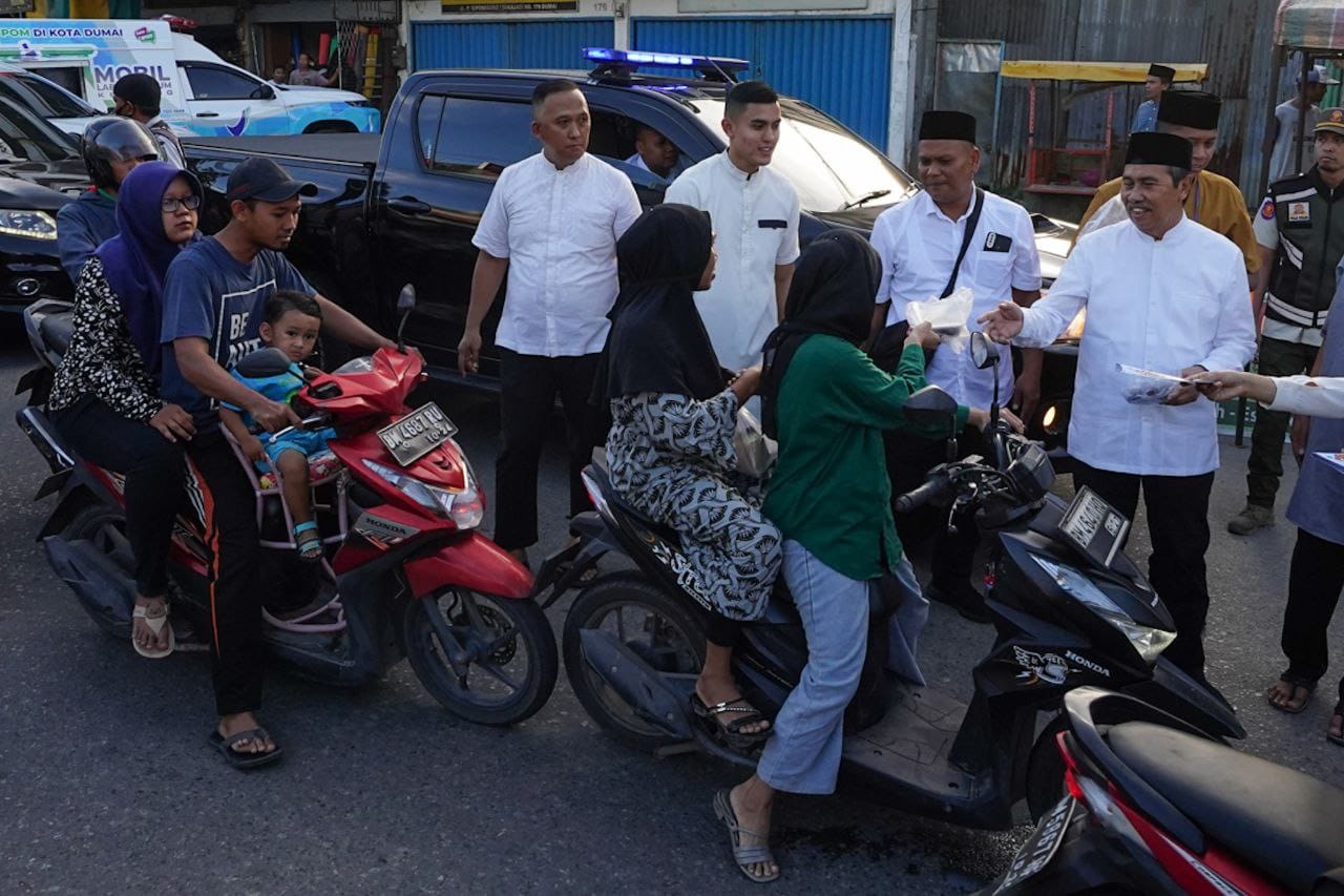 Begini Momen Gubernur Syamsuar Borong Dan Berbagi Takjil di Dumai