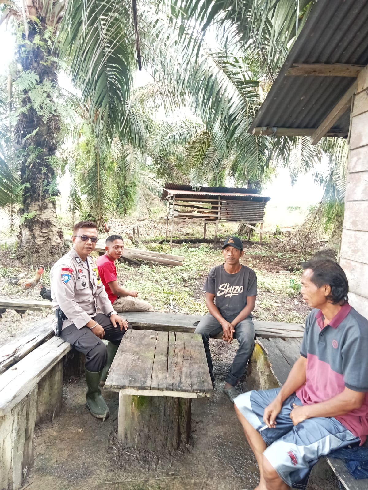 Babinkamtibmas Desa Sekayan Dialog dengan Warga Ciptakan Pemilu Damai