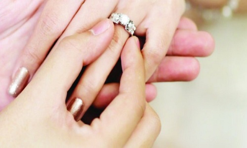 Ada yang tau Kenapa Cincin Tunangan Harus di Jari Kiri? Simak Penjelasannya