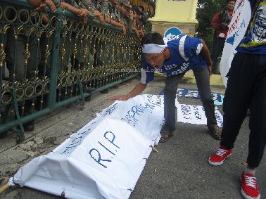 Dikepung Pendemo, Gerbang Kantor Walikota Ditutup