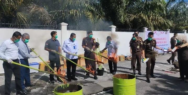 Kejari Kuansing Musnahkan Barang Bukti dari Kasus Narkoba dan Kejahatan Umum