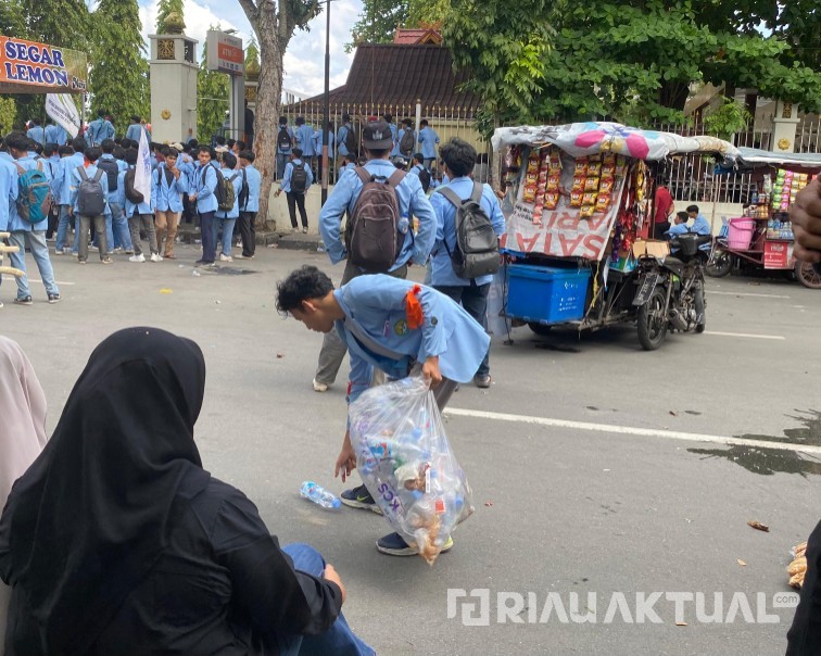 Mahasiswa Universitas Riau Tetap Pastikan Sampah tak Berserakan Selama Aksi Berlangsung