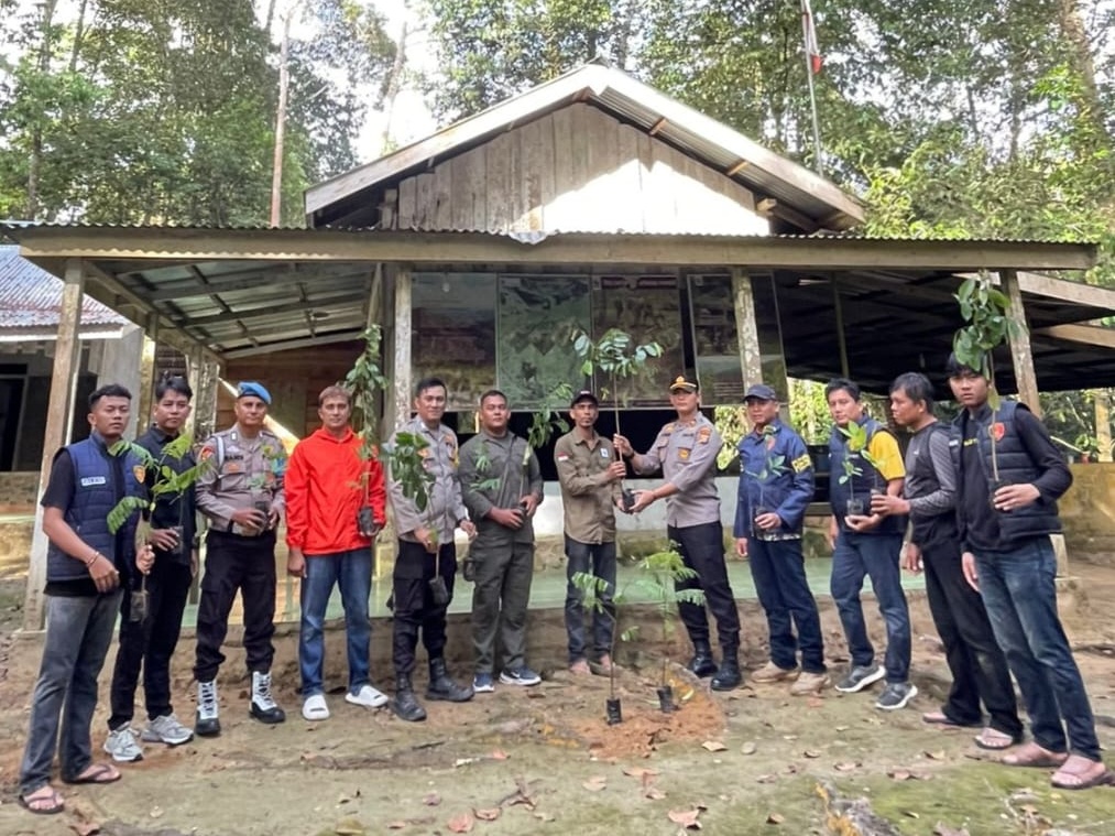 Polres Kuansing dan WWF Tanam Bibit Pohon di Suaka Margasatwa Rimbang Baling