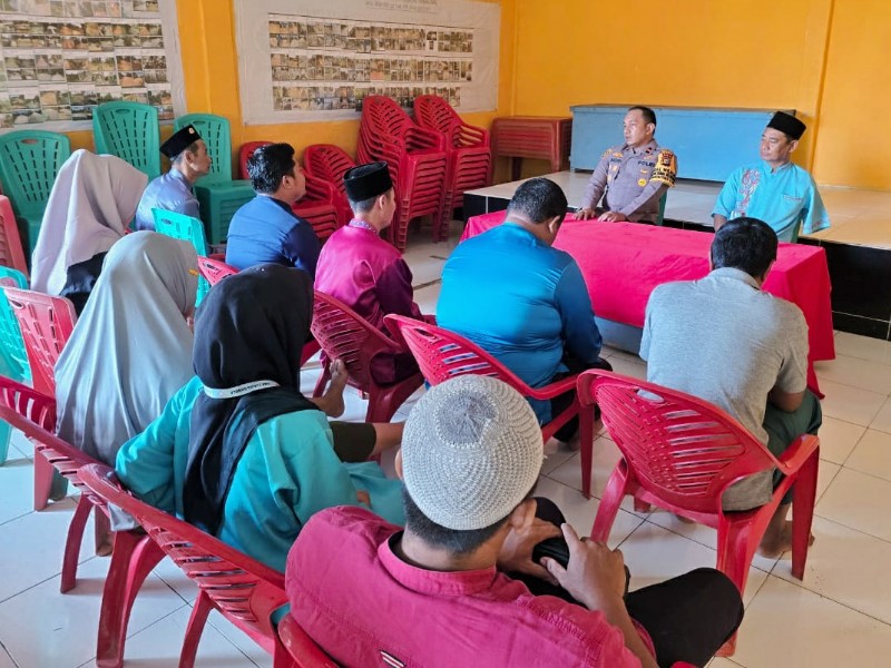 Kapolsek Rimba Melintang Gelar Program Cooling System dan Jumat Curhat untuk Pilkada Damai 2024 di Pematang Sikek