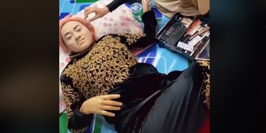 Pengantin Wanita Ini Mager dan Tidur saat Resepsi Pernikahan, Dirias Sambil Tidur dan Ogah Difoto