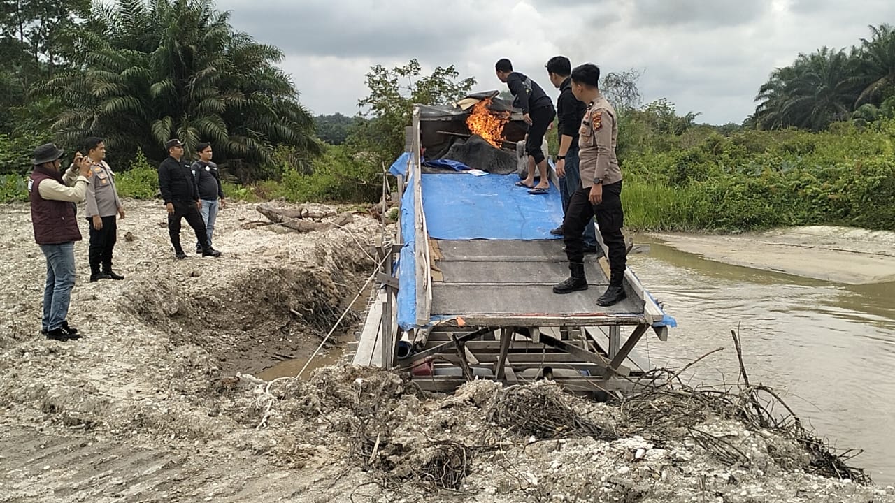 Dua Rakit PETI di Kuansing Dimusnahkan Polisi