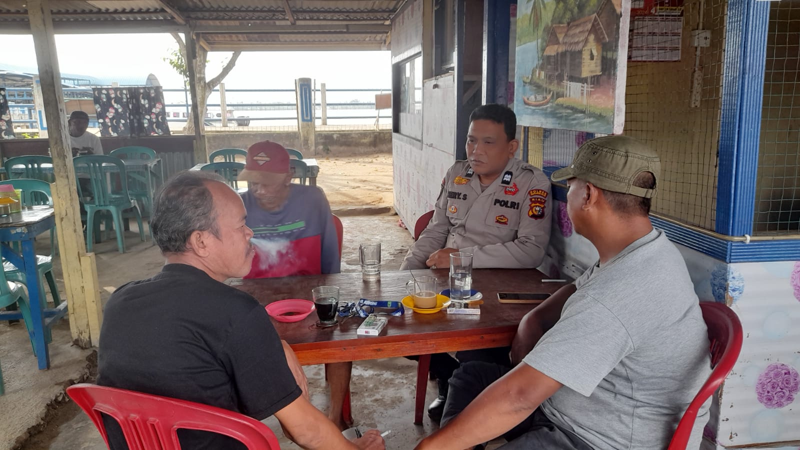 Polsek Tembilahan Hulu Ajak Sukseskan Pemilu 2024 melalui Dialogis dengan Warga