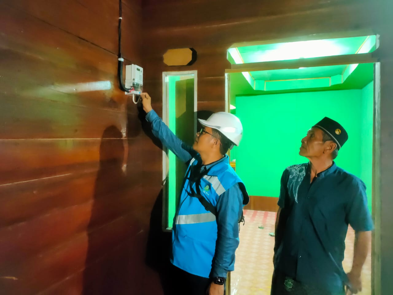 Menyala Abangku! PLN Berhasil Listriki 4 Dusun Terpencil di Indragiri Hilir