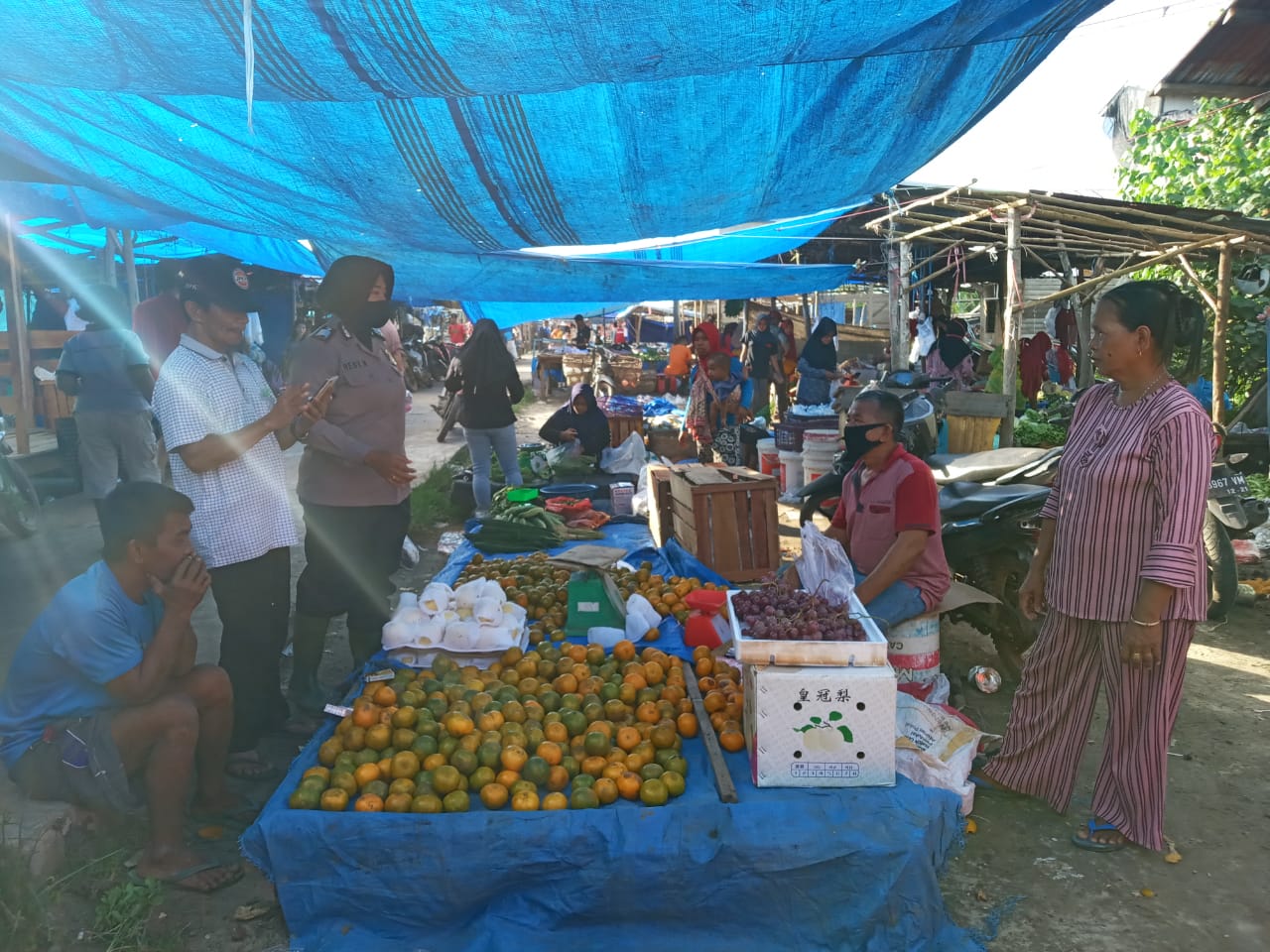 Sosialisasikan Adaptasi Kebiasaan Baru, Srikandi Polsek Teluk Meranti Turun Kepasar