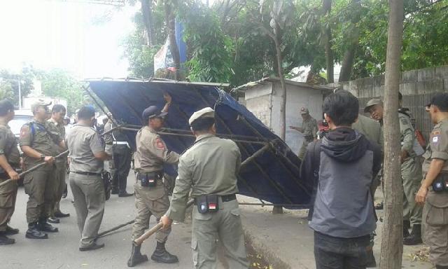 Satpol PP Turunkan 79 Benner 'Kadaluarsa'