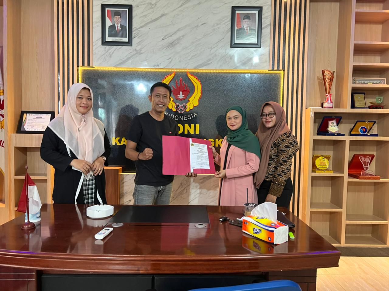 Ketum KONI Bengkalis Terima SK Pengkab Perwosi Bengkalis